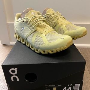 BRAND NEW women’s on cloud running shoes!